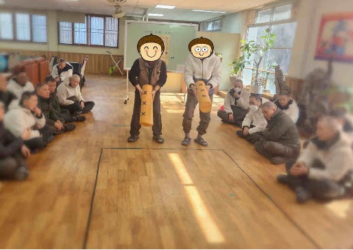 직원과 윷놀이.jpg